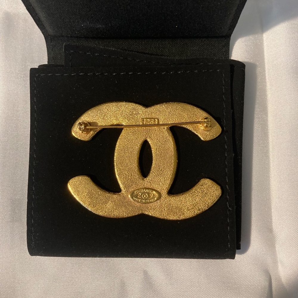Rare Vintage Chanel Brooch (Jennie from Blackpink wore it) - Picture 6 of 11